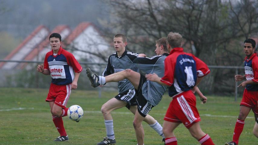 Der TSV Roth gewinnt gegen den SC 04 Schwabach 3:2. Das war 2002. Die A-Jugend des TSV war gerade in die Bezirksoberliga aufgestiegen, die Spieler hatten sich die Köpfe rasiert. Bei Kerschbaum sind die Nachwehen noch zu sehen.