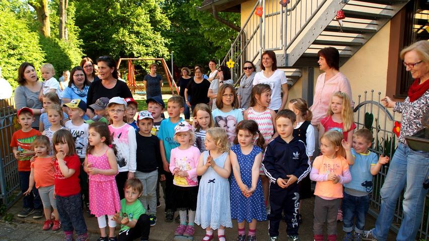 Musikalische Grüße gab es für die Gäste von den Kindern des Pfofelder Kindergartens.
