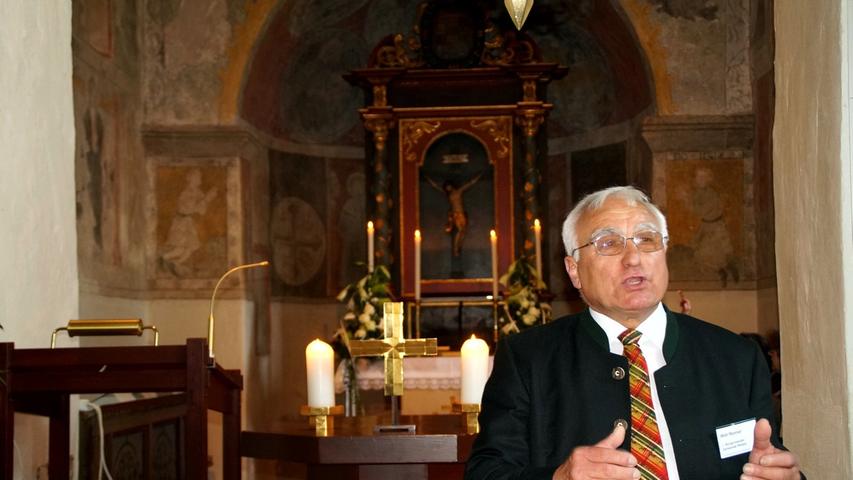 Pfofelds Bürgermeister Willi Renner erläuterte den Juroren die Geschichte der St. Michaels Kirche.