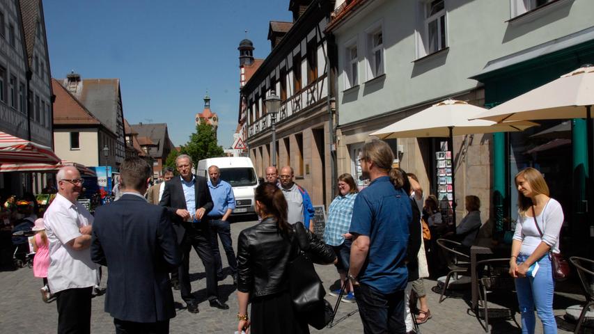 Bei einem Rundgang machten sich die Verantwortlichen der Lebenshilfe mit Bürgermeister German Hacker ein Bild von den Bildern.