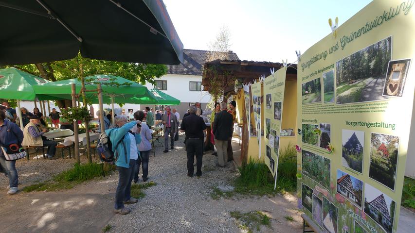 Vor dem Gasthaus hatten die Further Plakate zur Geschichte des Dorfes aufgehängt.