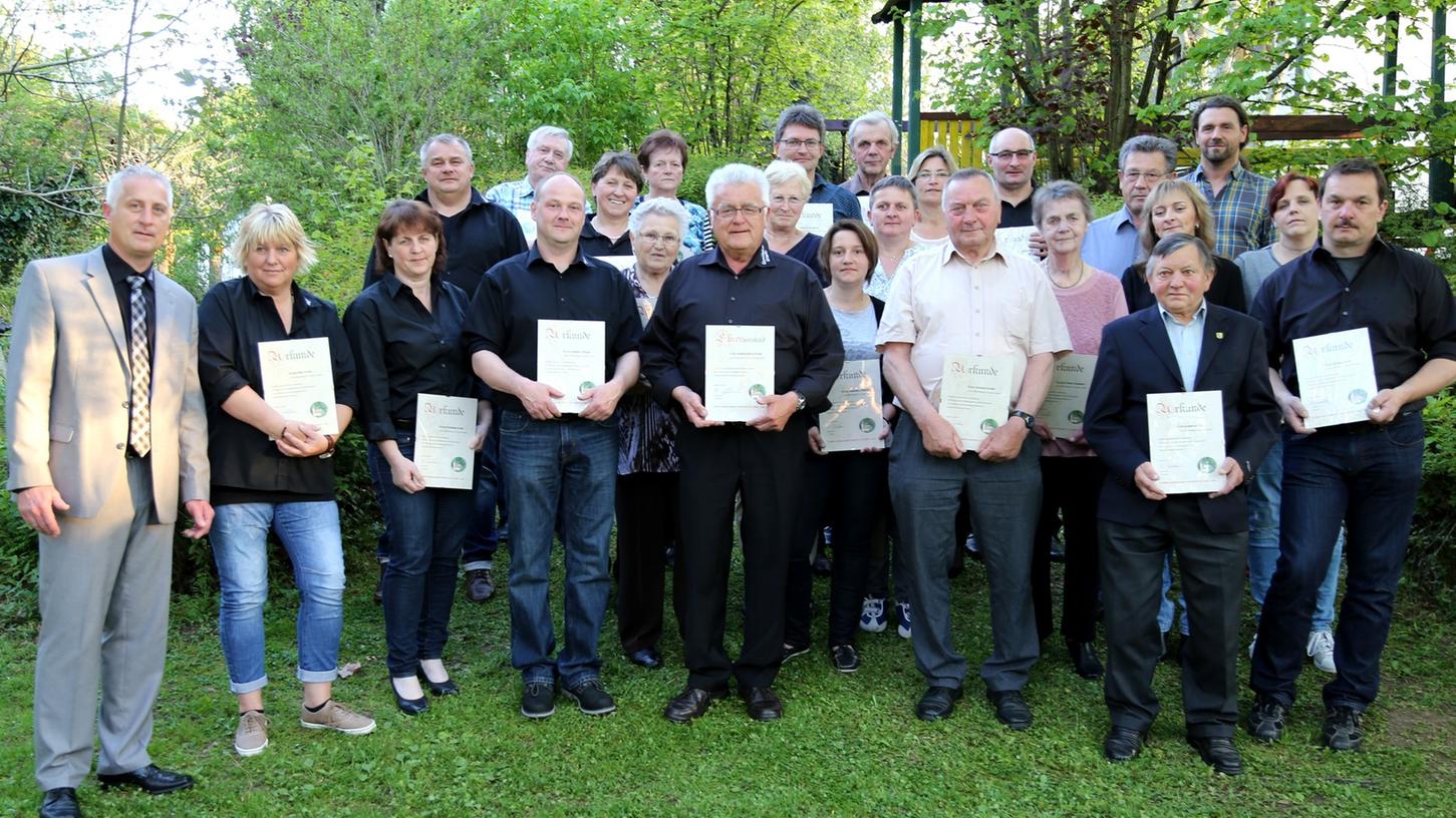 Die geehrten Gründungsmitglieder des Vereins Geselligkeit in Ortspitz, der seit nunmehr 25 Jahren für ein aktives und buntes Dorfleben sorgt.