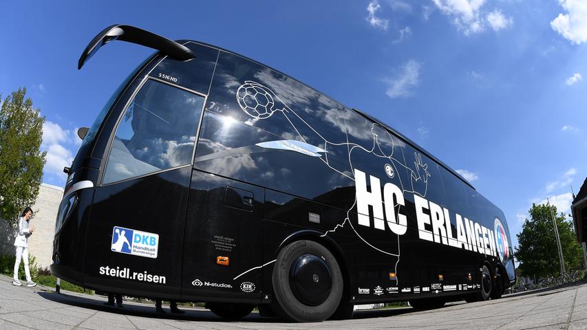 Mit diesem Bus fährt die Bundesliga-Mannschaft des HC Erlangen zu Auswärtsspielen.