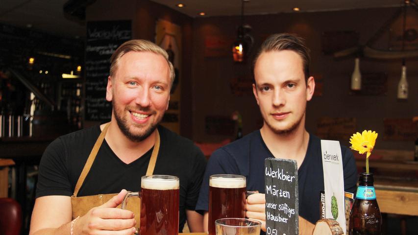 Insgesamt zwölf verschiedene Biere aus eigener Brauerei hat das "Bierwerk" am Nürnberger Unschlittplatz zu bieten. Dazu gibt es noch eine Selbstzapfanlage, die auch das Highlight von Stammgast Milian Ettl (rechts) ist. "Ich kenne so eine Anlage nur aus Berlin und habe mich sehr gefreut, dass es sowas auch hier gibt", sagt der Jurastudent. Der 25-Jährige kommt etwa zwei Mal pro Woche in das gemütliche Lokal, um ein "Blondi" oder "Doldi" aus der hauseigenen Herstellung zu genießen. Dazu reicht Wirt Benjamin Schmidt (33, links) eine deftige Brotzeitplatte. Insgesamt zwölf verschiedene Biere aus eigener Brauerei hat das "Bierwerk" am Nürnberger Unschlittplatz zu bieten. Dazu gibt es noch eine Selbstzapfanlage, die auch das Highlight von Stammgast Milian Ettl (rechts) ist. "Ich kenne so eine Anlage nur aus Berlin und habe mich sehr gefreut, dass es sowas auch hier gibt", sagt der Jurastudent. Der 25-Jährige kommt etwa zwei Mal pro Woche in das gemütliche Lokal, um ein "Blondi" oder "Doldi" aus der hauseigenen Herstellung zu genießen. Dazu reicht Wirt Benjamin Schmidt (33, links) eine deftige Brotzeitplatte.