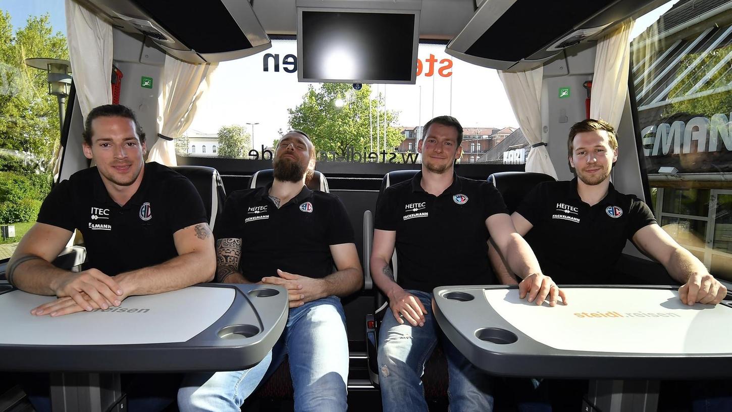 Die letzte Reihe im Bus ist immer die coolste, oder? Beim HCE sitzen dort Ole Rahmel, Pavel Horak, Mario Huhnstock und Nikolai Link (v. li.).