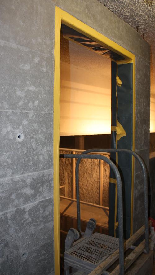 Bisher mussten die Mitarbeiter der Stadtwerke über eine Leiter in die Trinkwasserkammern klettern, etwa wenn sie gereinigt werden mussten. Nun wird eine Tür samt Edelstahltreppe eingebaut.