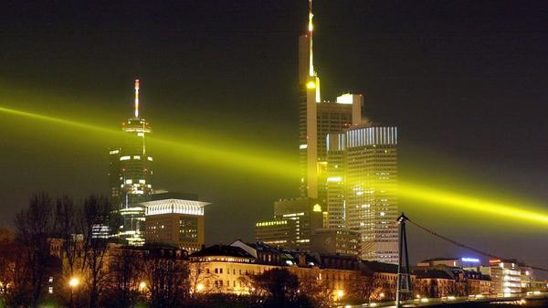Die Skyline in Frankfurt erleuchtet die Nacht. Gerade in Westeuropa gibt es laut Lichtatlas nur noch wenige Regionen, in denen der Nachthimmel richtig dunkel ist.