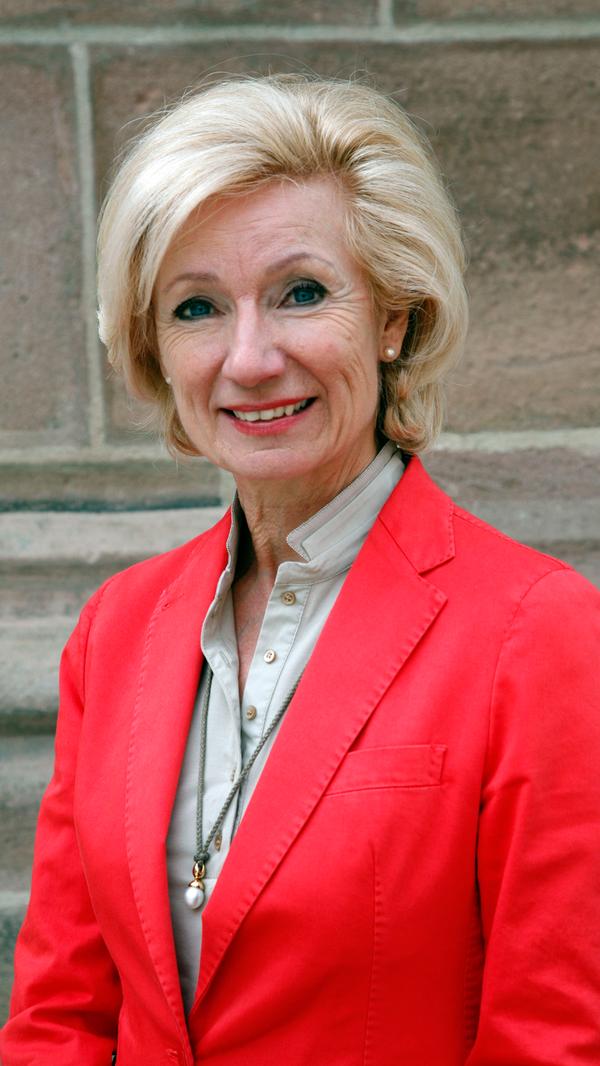 Auf die bislang längste Amtszeit der bestätigten berufsmäßigen Stadträtinnen und Stadträte kann Prof. Dr. Julia Lehner zurückblicken. Die seit 2002 amtierende Kulturreferentin (CSU) ging gleichzeitig als Bürgermeisterkandidatin an der Seite von König mit ins Rennen. Lehner gilt als Kopf der Bewerbung Nürnbergs um die Europäische Kulturhauptstadt 2025. Sie ist stellvertretende Vorsitzende des CSU-Bezirksverbands und seit 2018 Mitglied im CSU-Parteivorstand von Markus Söder. Lehner wird neben König künftig die Rolle der erfahrenen Kommunalpolitikerin übernehmen - als zweite Bürgermeisterin für Kultur in der Stadt Nürnberg.