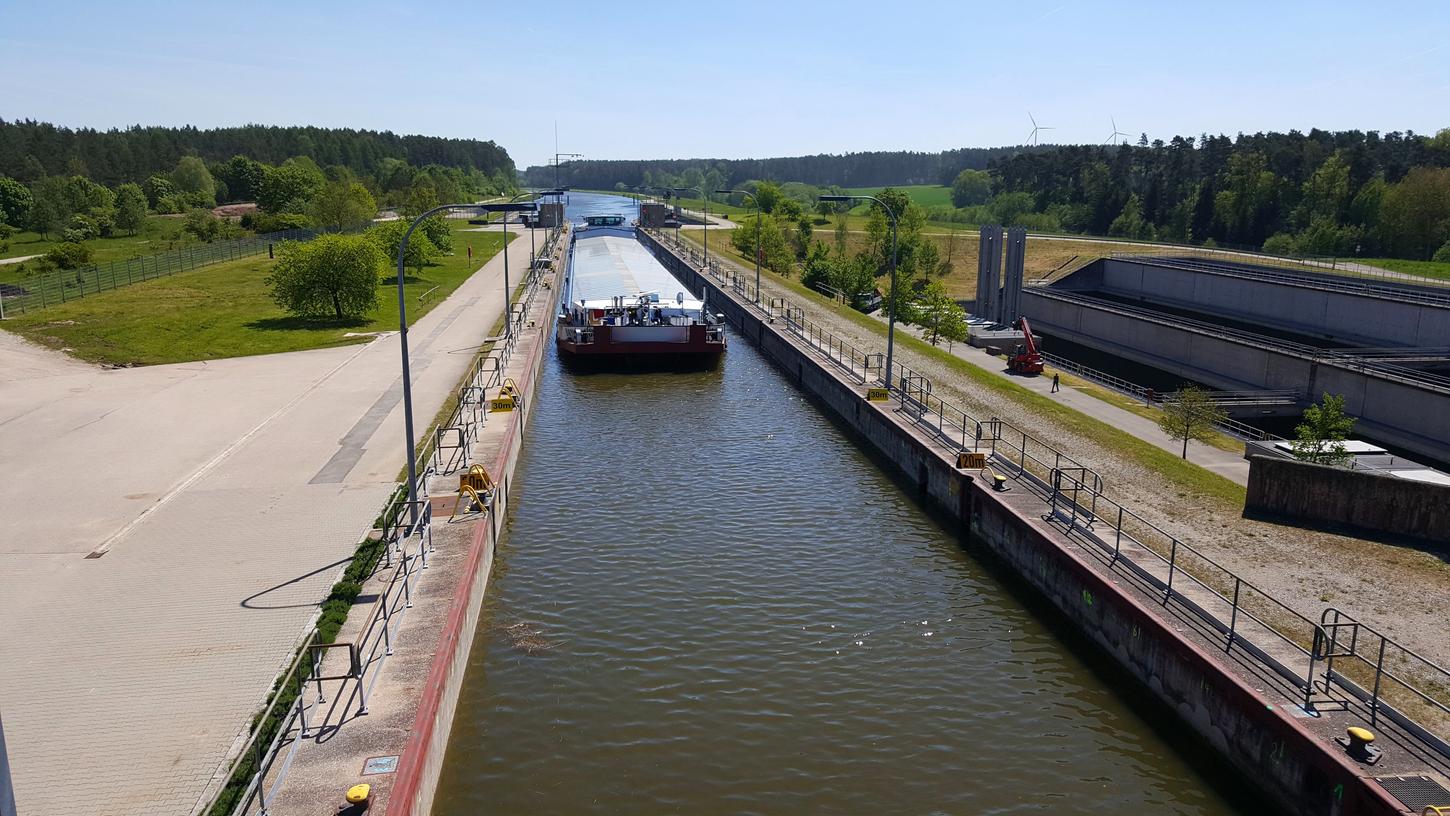 In gewaltigen Schleusen werden bis zu 186,5 Meter lange Schiffe am Main-Donau-Kanal teilweise mehr als 24 Meter in die Höhe gehoben. Die Schleuse in Hilpoltstein ist eine der drei höchsten ihrer Art in Deutschland.