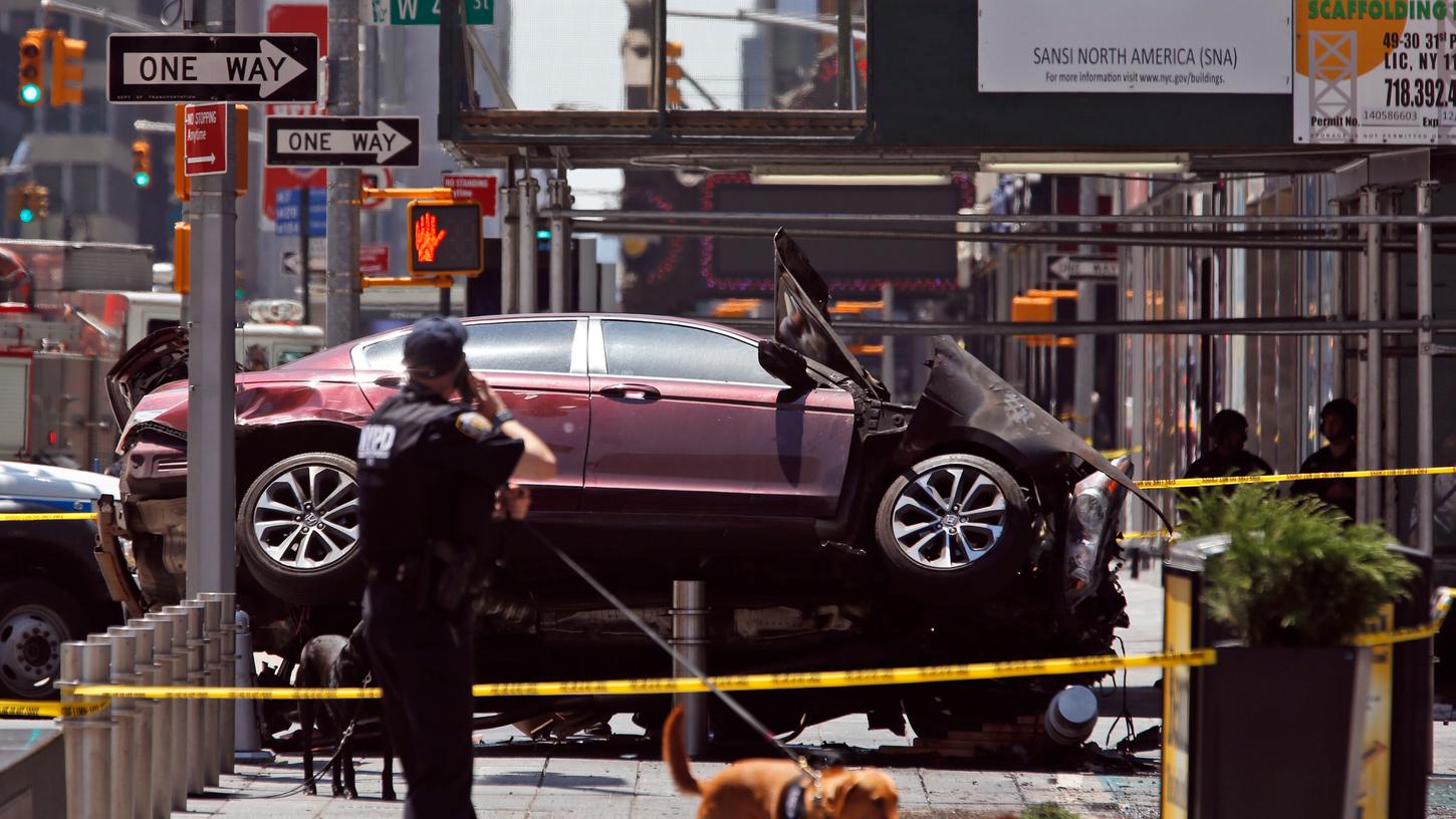 Am New Yorker Times Square ist am Donnerstag ein Auto in eine Menschenmenge gerast und hat mehrere Menschen verletzt.