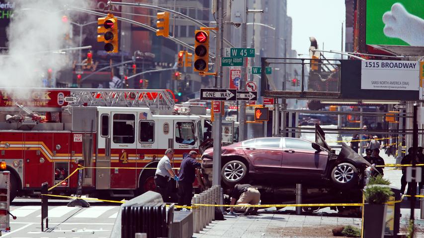 Ein Toter, viele Verletzte: Auto rast in New York in  Menschenmenge