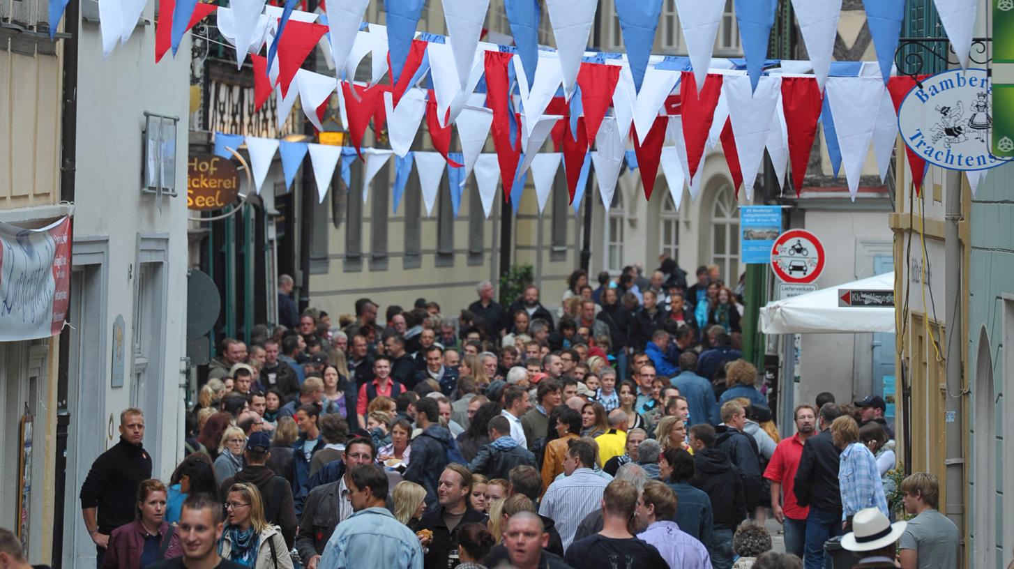 In den vergangenen Jahren feierten mehrere Hunderttausend Besucher in den Straßen Bambergs die traditionelle Sandkerwa.