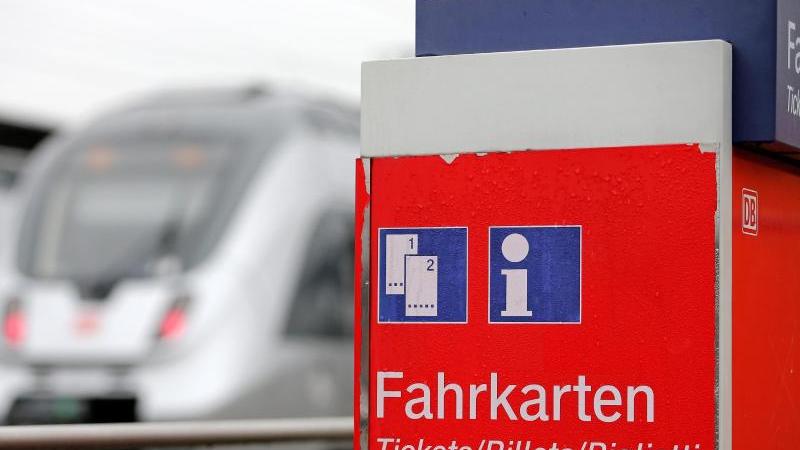Zum Januar 2018 müssen Bahn- und Busreisende im Verkehrsverbund Großraum Nürnberg (VGN) mit steigenden Ticketpreisen vorlieb nehmen. Auch Schüler sind davon betroffen. Zum Januar 2018 müssen Bahn- und Busreisende im Verkehrsverbund Großraum Nürnberg (VGN) mit steigenden Ticketpreisen vorlieb nehmen. Auch Schüler sind davon betroffen.