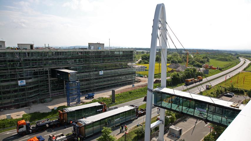 Bei Puma SE in Herzogenauarch wird das dritte Teil der Fußgängerbrücke zwischen altem und neuem Gebäude aufgestellt; Puma SE; Fußgängerbrücke; Brücke..Foto: (c) RALF RÖDEL / NN (19.05.2017)