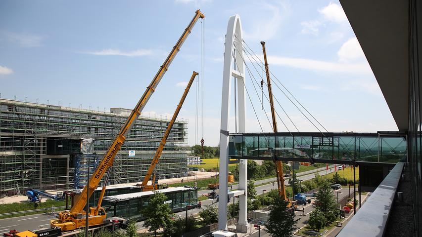Bei Puma SE in Herzogenauarch wird das dritte Teil der Fußgängerbrücke zwischen altem und neuem Gebäude aufgestellt; Puma SE; Fußgängerbrücke; Brücke..Foto: (c) RALF RÖDEL / NN (19.05.2017)