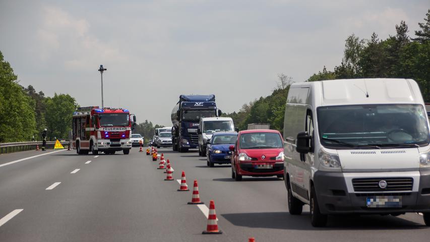 Stau bei Nürnberg: Lkw kippt auf der A3 nach Reifenplatzer um