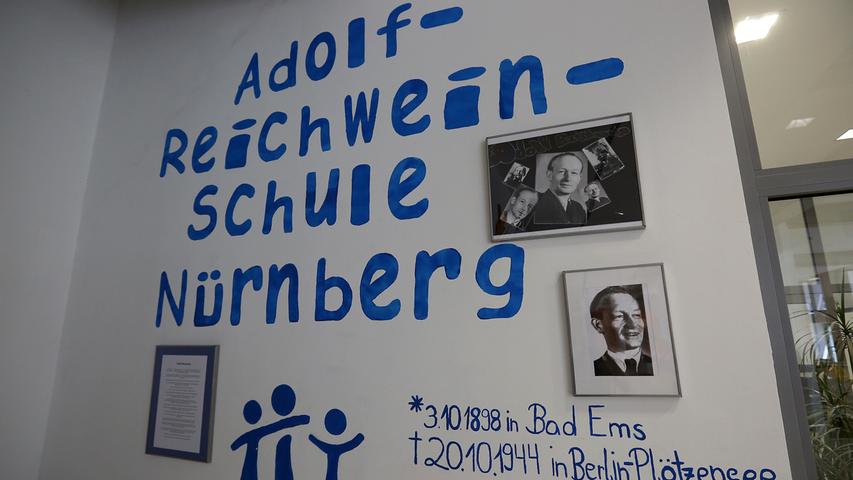 In der Aula erinnert eine Wand an den Gründervater der Schule, Adolf Reichwein.