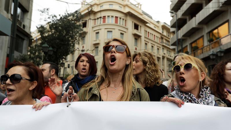 Aus Protest gegen weitere geplante Sparmaßnahmen in Griechenland streikten die Fluglotsen, die Staatsbediensteten, die Lehrer und die Ärzte.
