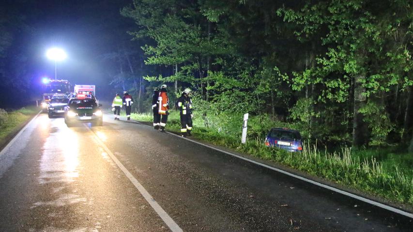 Totalschaden: Mann kommt in Nürnberg von nasser Fahrbahn ab