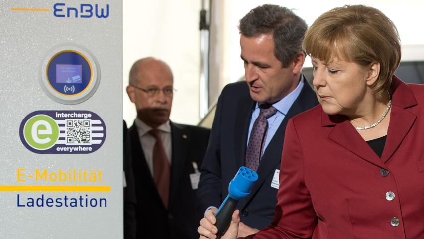 Angela Merkel Kanzlerin kassiert das E-Auto-Ziel: Die Kanzlerin hat dem Ziel bis 2020 eine Million Elektroautos auf die deutschen Straßen zu bringen eine Absage erteilt. „So wie es im Augenblick aussieht, werden wir dieses Ziel nicht erreichen“, sagte sie, hält es aber nicht für ausgeschlossen, dass sich der Durchbruch des Elektroautos — ähnlich wie im Fall des Smartphones — „ab einem bestimmten Punkt plötzlich exponenziell“ vollzieht. Für ihre Aussagen erntete sie Kritik von SPD und Grünen.