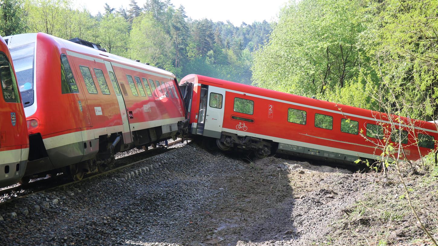 Der Zug, der am Freitagabend von Sachsen nach Niedersachsen unterwegs war, verunglückte bei Stadtroda. Sieben Passagiere wurden leicht verletzt.