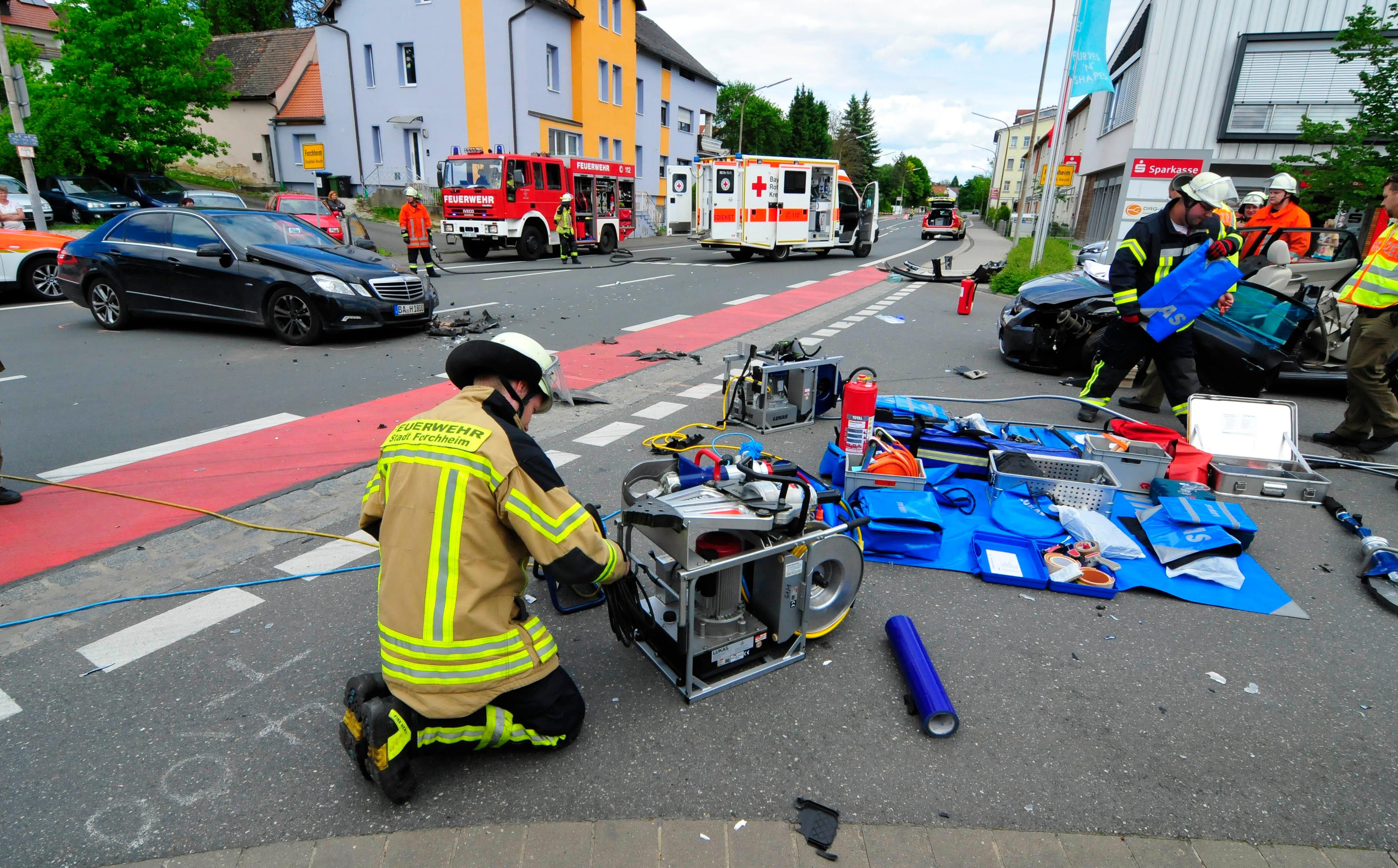 Schwerer Unfall Auf B470: Ehepaar In Auto Eingeklemmt