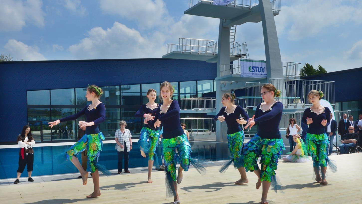Das neue, rundum sanierte Westbad ist mit einer offiziellen Eröffnungsfeier seiner Bestimmung übergeben worden. Die Mädchen vom Tanzstudio Geist unterhieleten die Gäste.. Foto: Klaus-Dieter Schreiter Das neue, rundum sanierte Westbad ist mit einer offiziellen Eröffnungsfeier seiner Bestimmung übergeben worden. Die Mädchen vom Tanzstudio Geist unterhieleten die Gäste.. Foto: Klaus-Dieter Schreiter