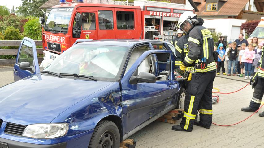 Achtung, kein Unfall: Schauübung der Feuerwehr Hammerbach