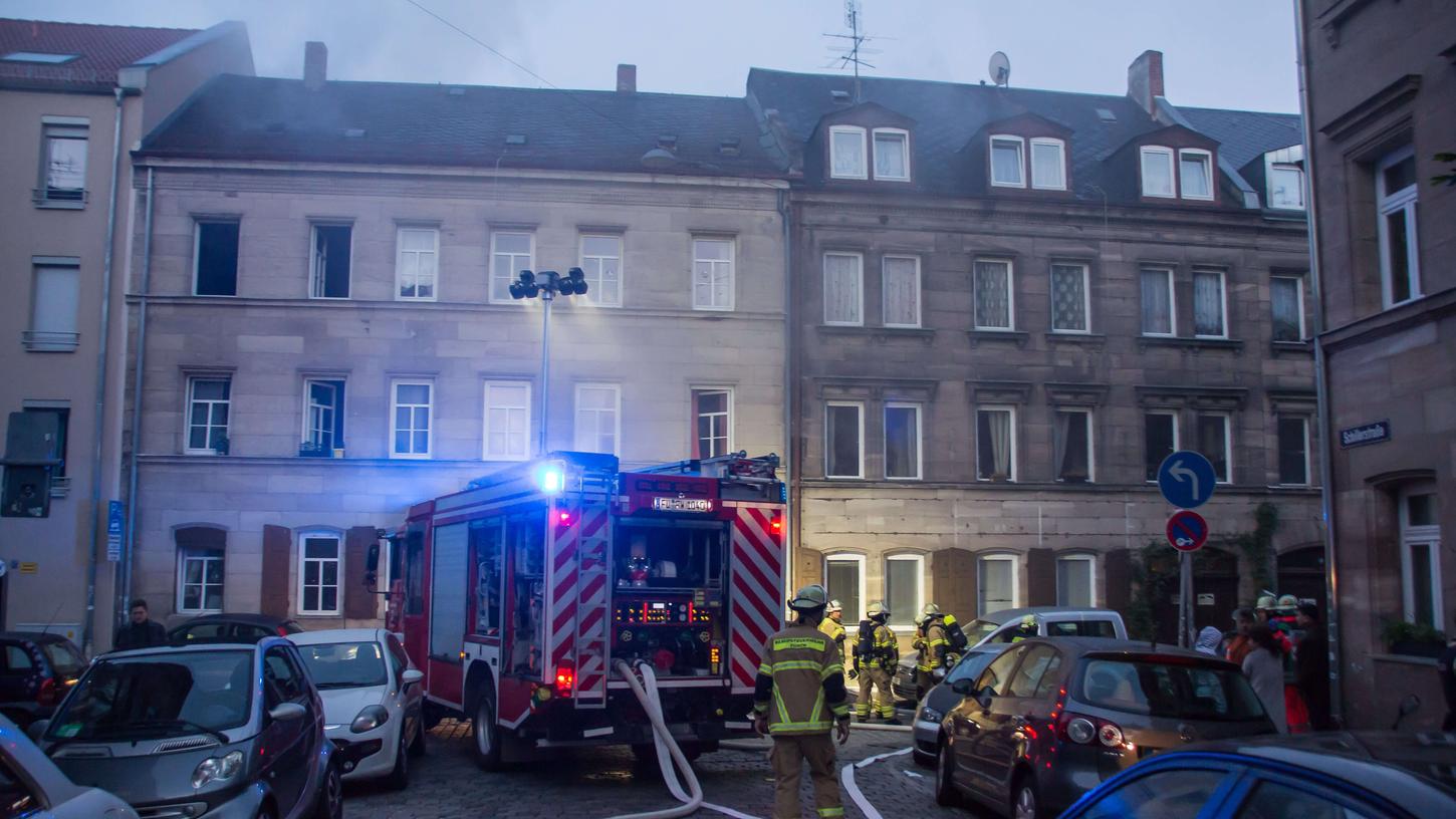 Schon das erste Löschfahrzeug kam wegen Falschparkern nicht um die Kurve in die Marienstraße, die Feuerwehrmänner mussten schließlich laufen.