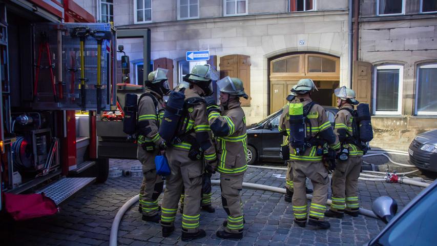 Zimmerbrand in Fürth: Feuerwehr bleibt wegen Falschparkern stecken