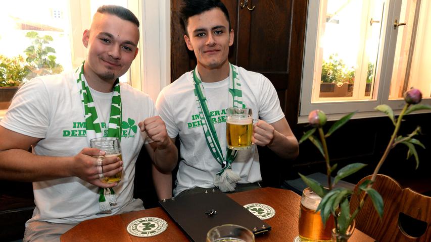 Frühschoppen in Fürth: Kleeblatt-Fans stimmen sich aufs Saisonfinale ein