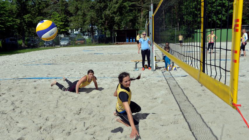 Sandiges Vergnügen: Volleyballer geben beim Beach Masters alles 