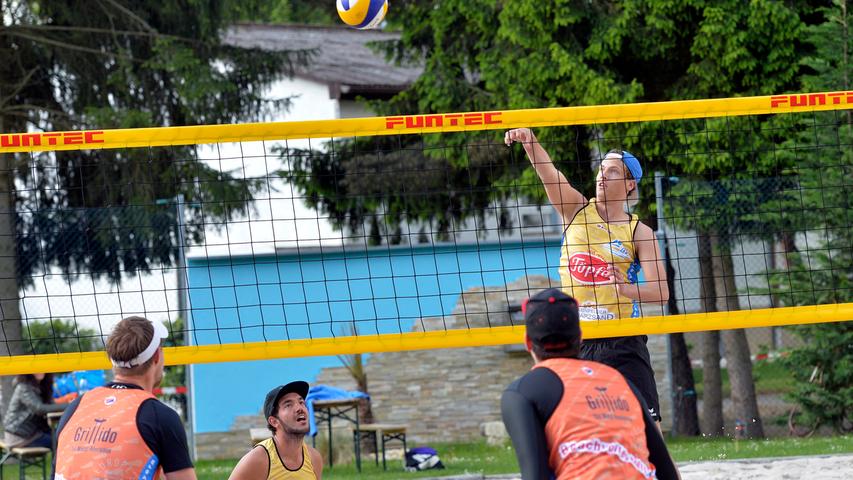 Sandiges Vergnügen: Volleyballer geben beim Beach Masters alles 