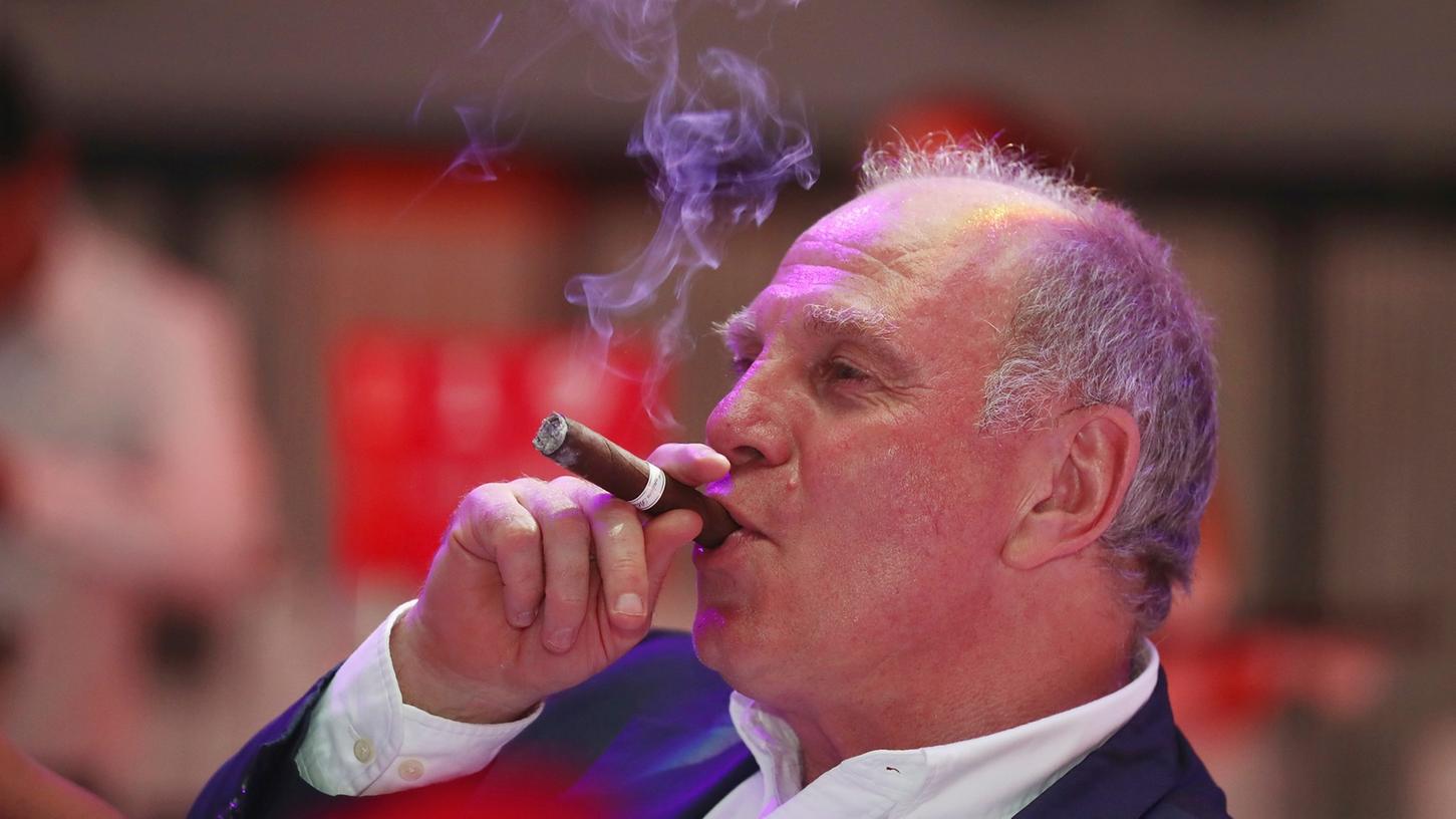 Bei der Meisterfeier gönnte sich Uli Hoeneß eine Zigarre.
