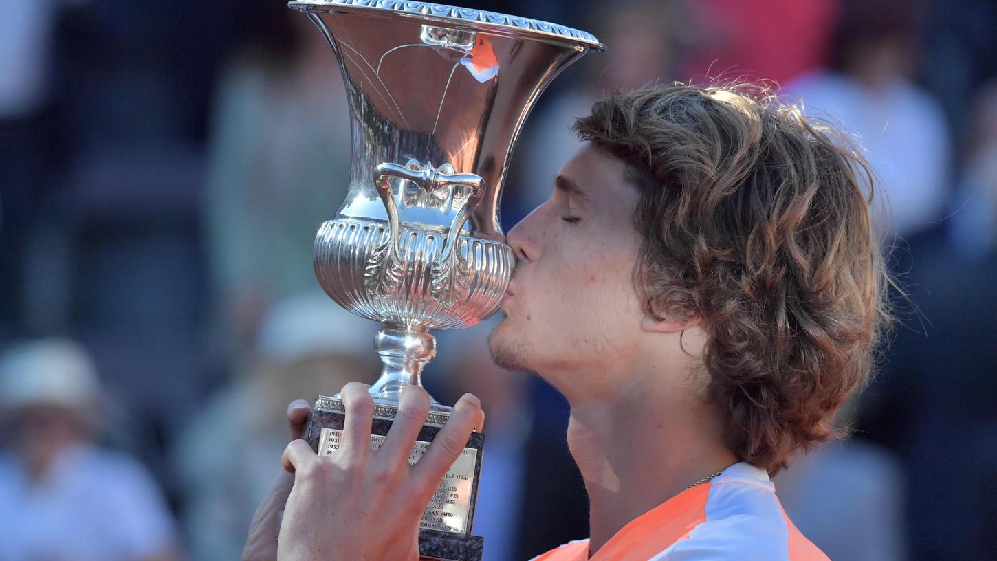 Ein Küsschen für den Pokal: Alexander Zverev feiert seinen Triumph von Rom.