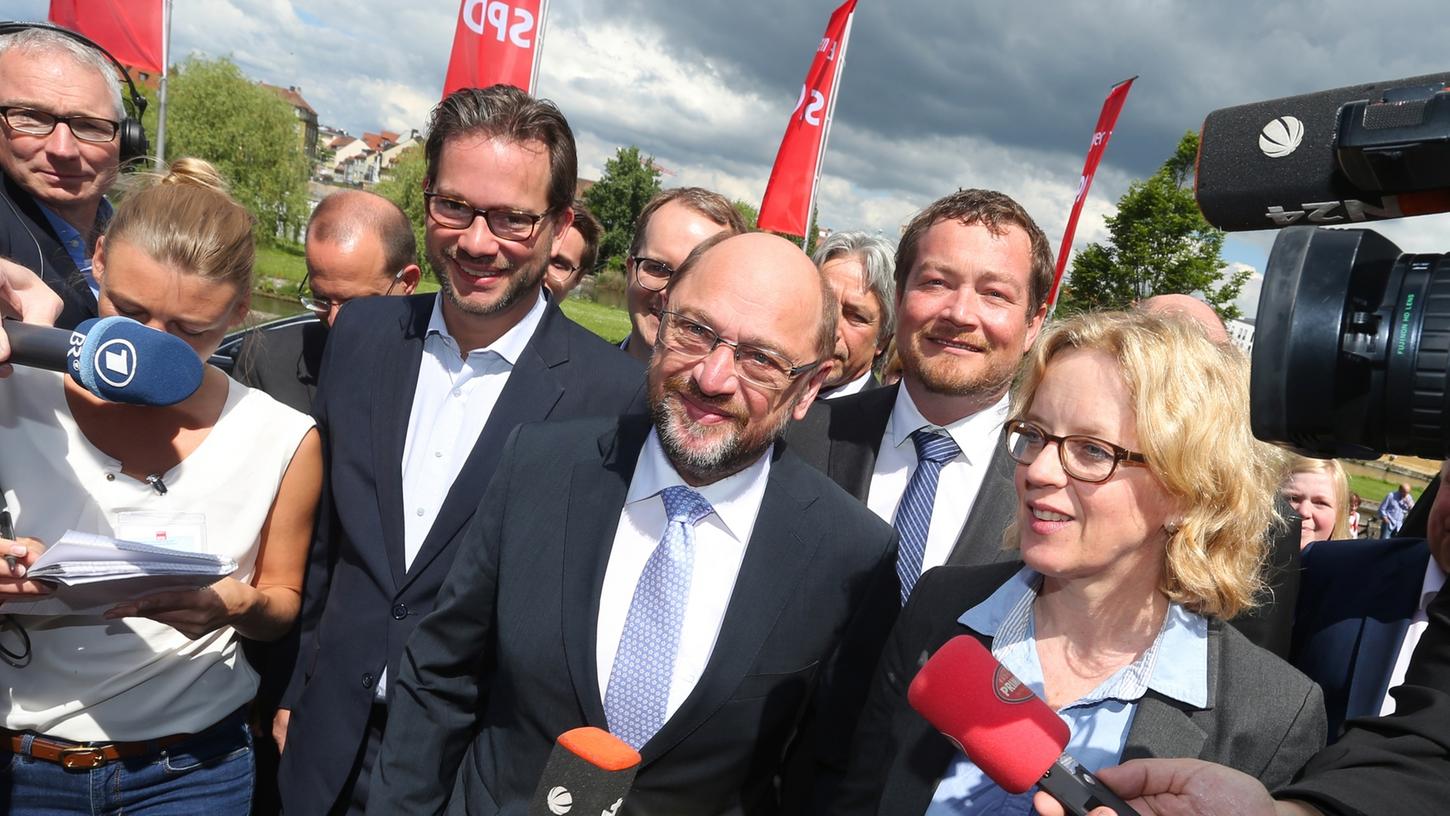 SPD-Kanzlerkandidat Martin Schulz (3.v.r.) steht am 21. Mai beim Landesparteitag der SPD Bayern in Schweinfurt (Bayern) mit der Landesvorsitzenden der SPD Bayern Natascha Kohnen (r) und Generalsekretär Uli Grötsch (2.v.r.) vor Journalisten.