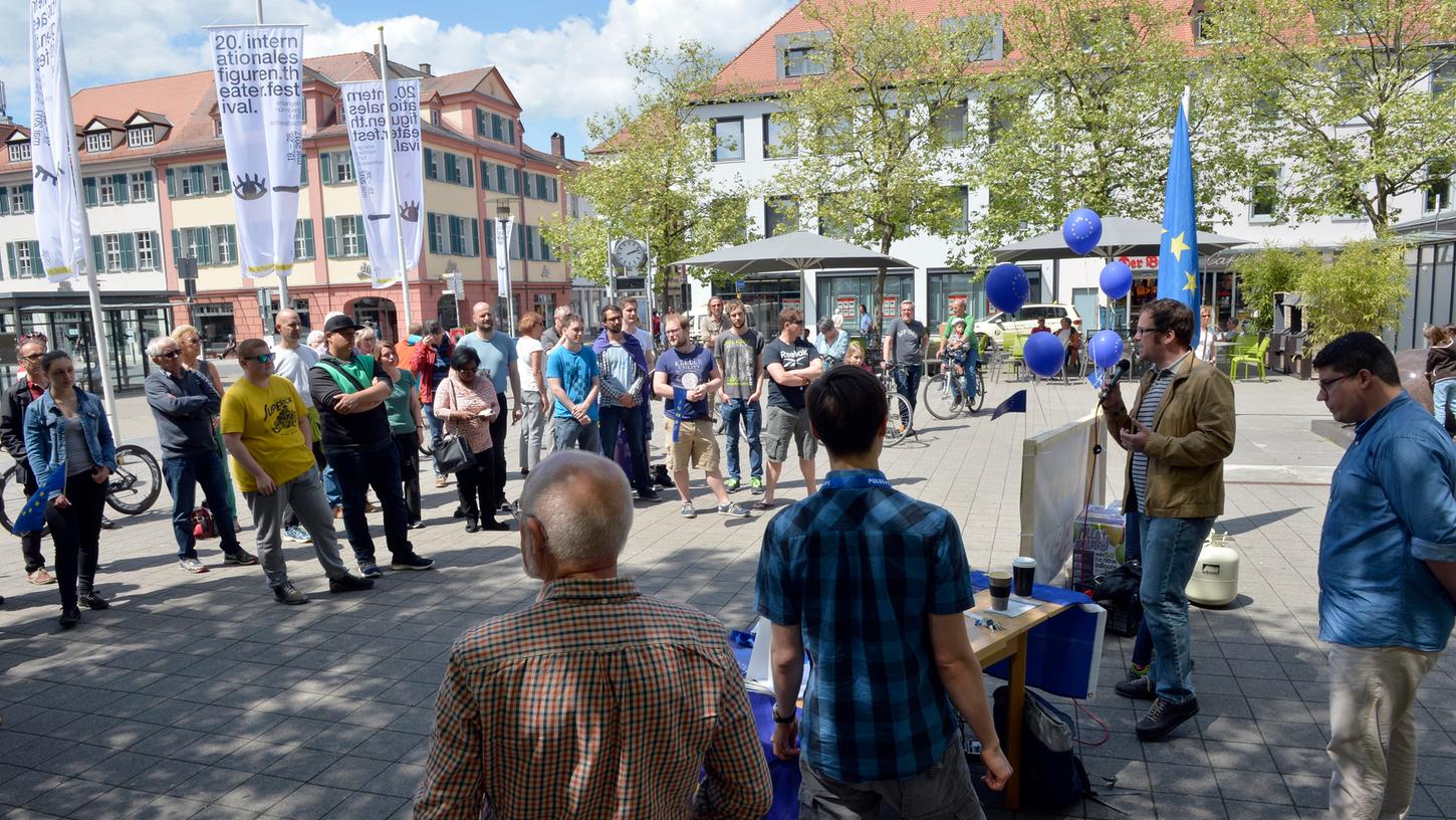 Erlangen: Mit blauen Fahnen und Ballons für Europa