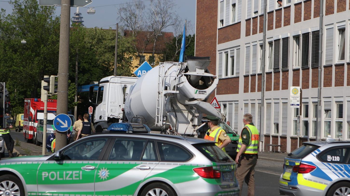 Am Montagvormittag erfasste ein Betonmischer an der Kreuzung Ulmenstraße/Vogelweiherstraße in Nürnberg eine Radfahrerin.