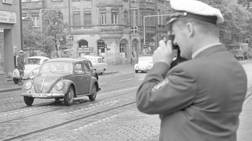 Die unauffälligen Streifen im Privatwagen erfüllen eine wichtige Aufgabe für die Verkehrssicherheit, denn sie spüren jene Zeitgenossen auf, die sich beim Anblick eines Polizeiwagens fromm wie Lämmer benehmen, aber rücksichtslos wie Rowdys fahren, wenn sie sich unbeobachtet fühlen.  Hier geht es zum Artikel vom 27. Mai 1967: Die Polizei kommt ganz zivil