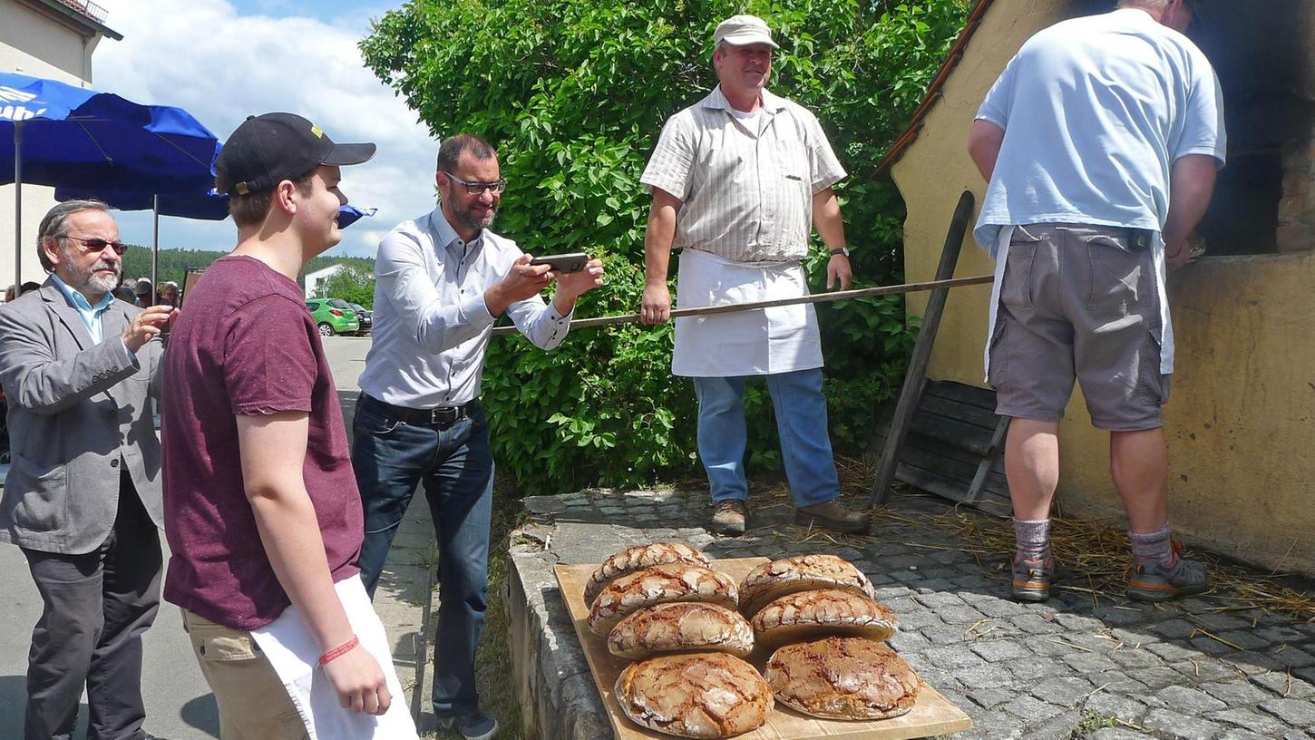 Heutzutage wird der Dorfbackofen in Bernlohe nur noch zum Brotbackfest angeschürt. Der Duft des frischen Brotes hatte es auch Bürgermeister Ralph Edelhäußer angetan.