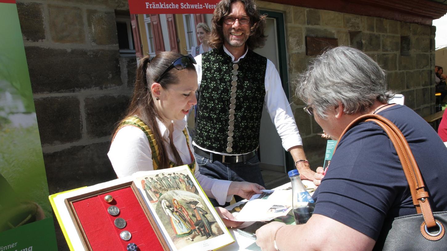 Der Fränkische Schweiz Verein informierte Besucher des Hausener Dorfmuseums über die fränkische Trachten.