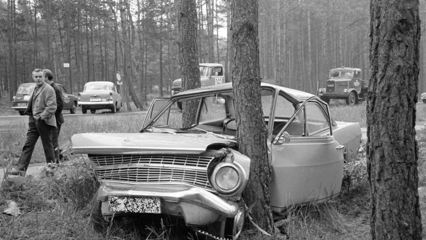 Nur mehr Schrottwert hat das Auto, das zwischen zwei Föhren eingeklemmt worden ist.  Hier geht es zum Artikel vom 29. Mai 1967: Eine Lügengeschichte