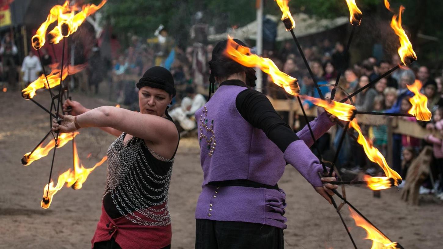 Feuerspiele gehören genauso zum Mittelalterfest wie Ritterturniere, Handwerksvorführungen und Musik aus dieser Epoche.