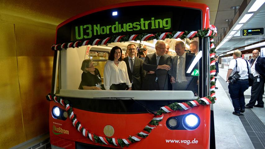 Mit Häppchen und Humor: Eröffnung der neuen U3-Stationen