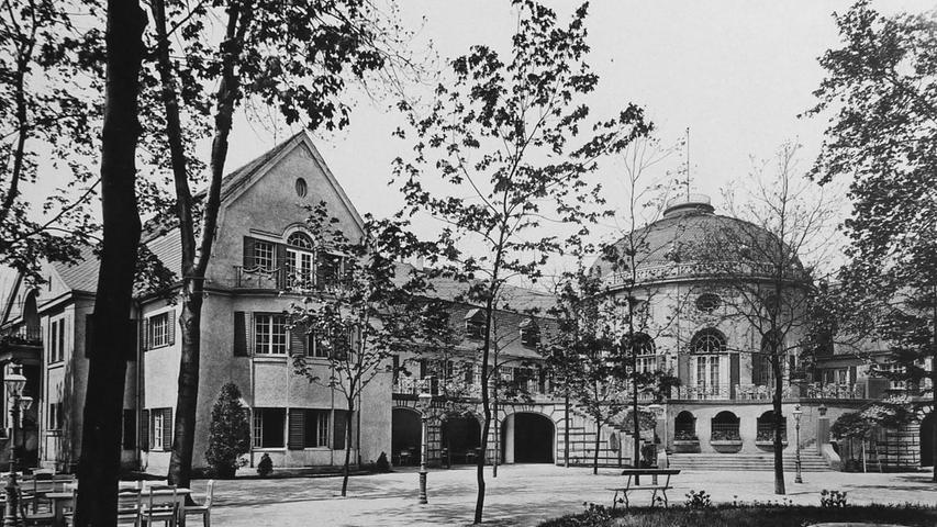 Wie ein Schloss im Park präsentierte sich das neue Haus der Gesellschaft "Colleg" im Jahr 1909. Beim Gesellschaftshaus nutzte der Münchner Architekt Emanuel von Seidl die Ecklage an der Einmündung der Archiv- in die Bucher Straße: Dort errichtete er eine Rotunde auf ovalem Grundriss, an die sich im Süden und Osten Seitenflügel anschlossen.