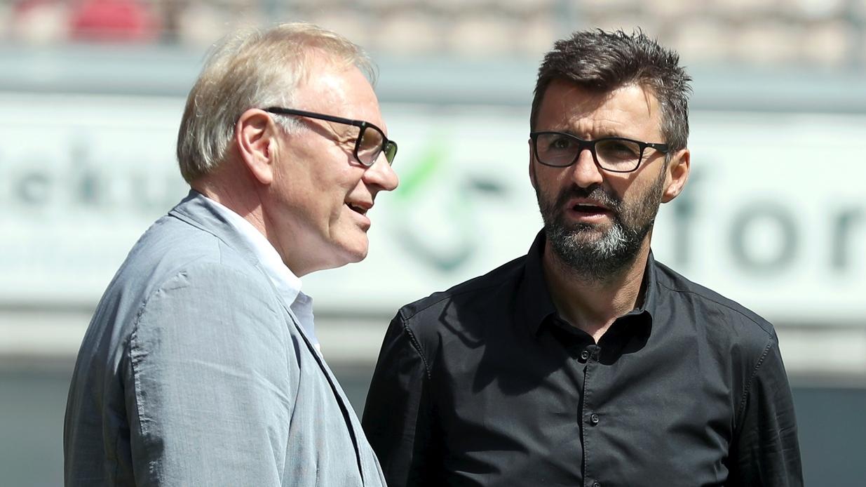 Da waren sie noch guter Dinge: Aufsichtsratsboss Thomas Grethlein (links) und Coach Michael Köllner unterhalten sich vor Spielbeginn in Kaiserslautern. Da waren sie noch guter Dinge: Aufsichtsratsboss Thomas Grethlein (links) und Coach Michael Köllner unterhalten sich vor Spielbeginn in Kaiserslautern.