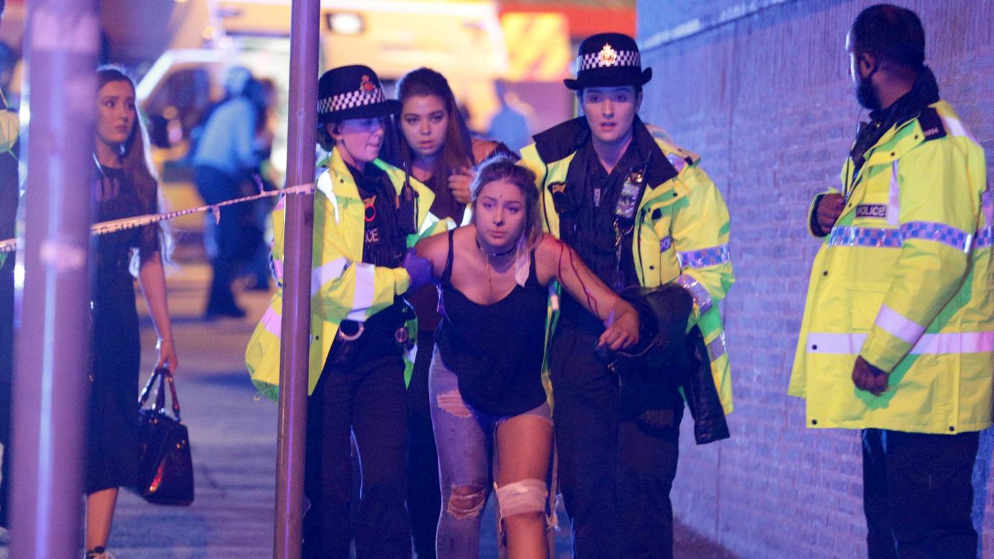 Die Polizei in Manchester kümmert sich um eine verletzte Besucherin.