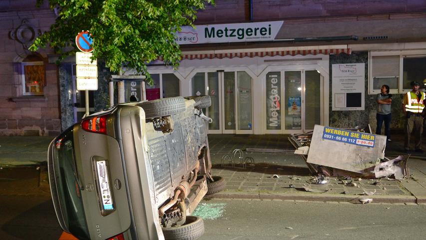 Nürnberg: A-Klasse rammt Stromkasten und kippt um