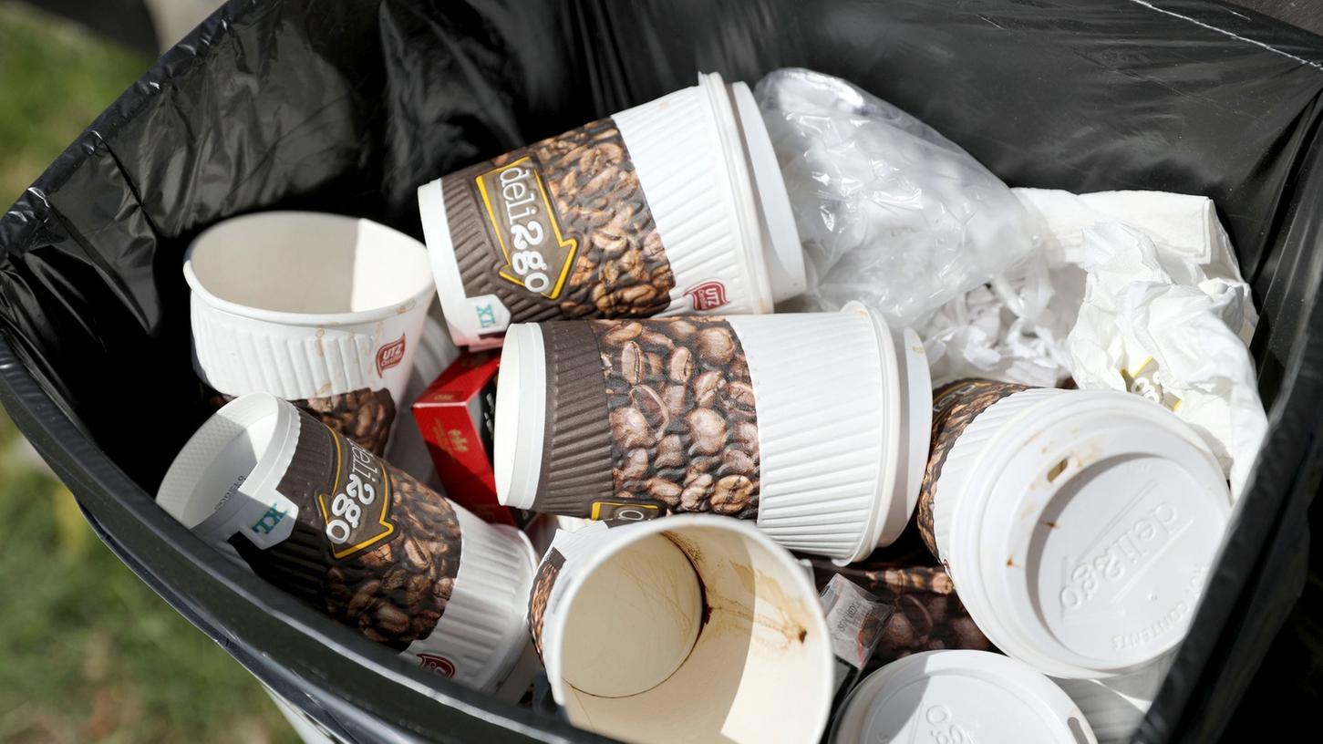 Zu Tausenden stapeln sich benutzte Einweg-Kaffeebecher in den Mülleimern.