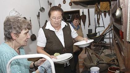 Heimatpflege mit Staubwedel und Putzlappen Heimatpflege mit Staubwedel und Putzlappen